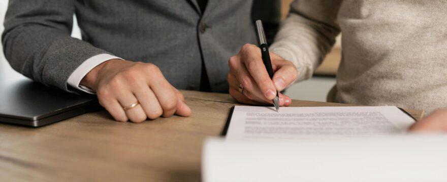 Documentos legales imprescindibles para una empresa desde el día uno
