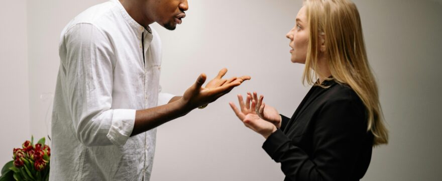 Cómo manejar legalmente conflictos entre socios fundadores